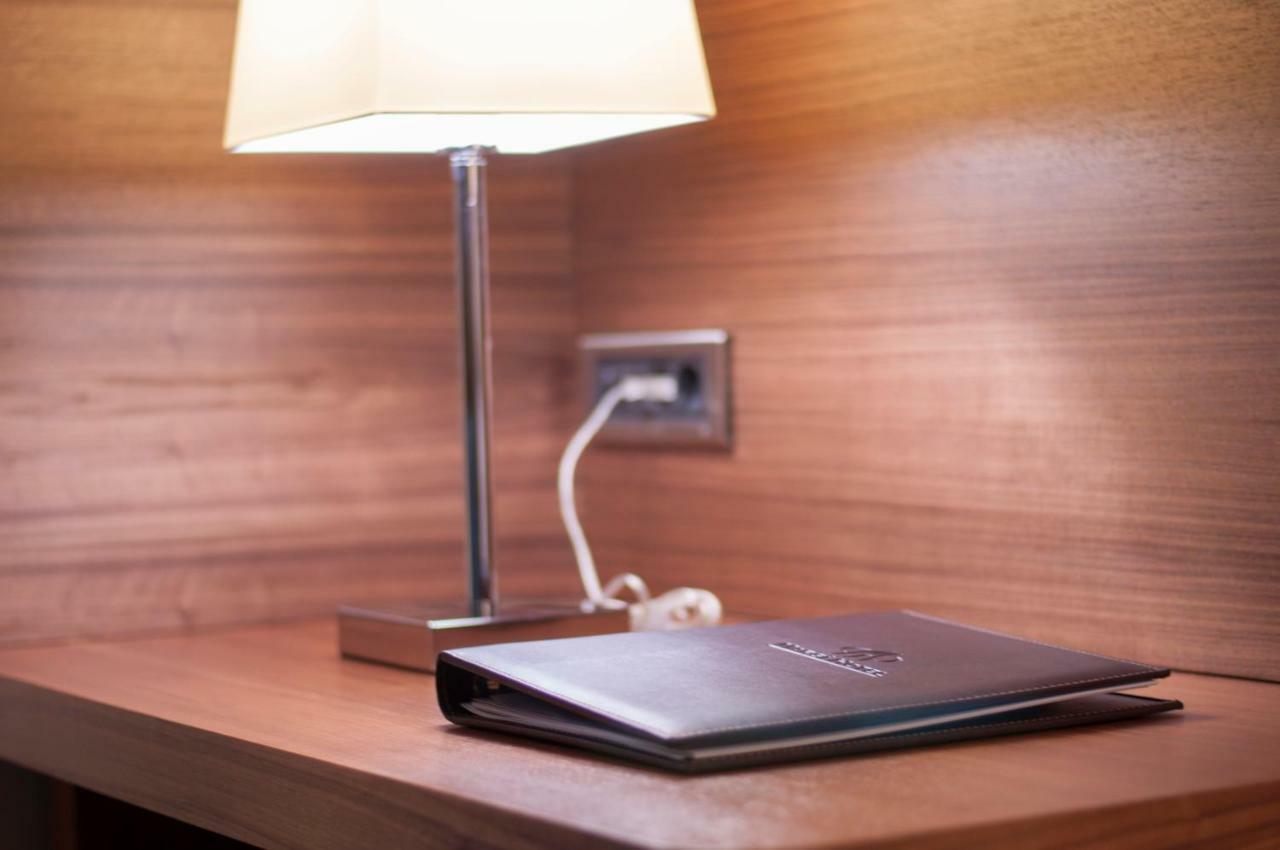 マルギ ホテル エディルネ エクステリア 写真 A lamp plugged into a wall socket